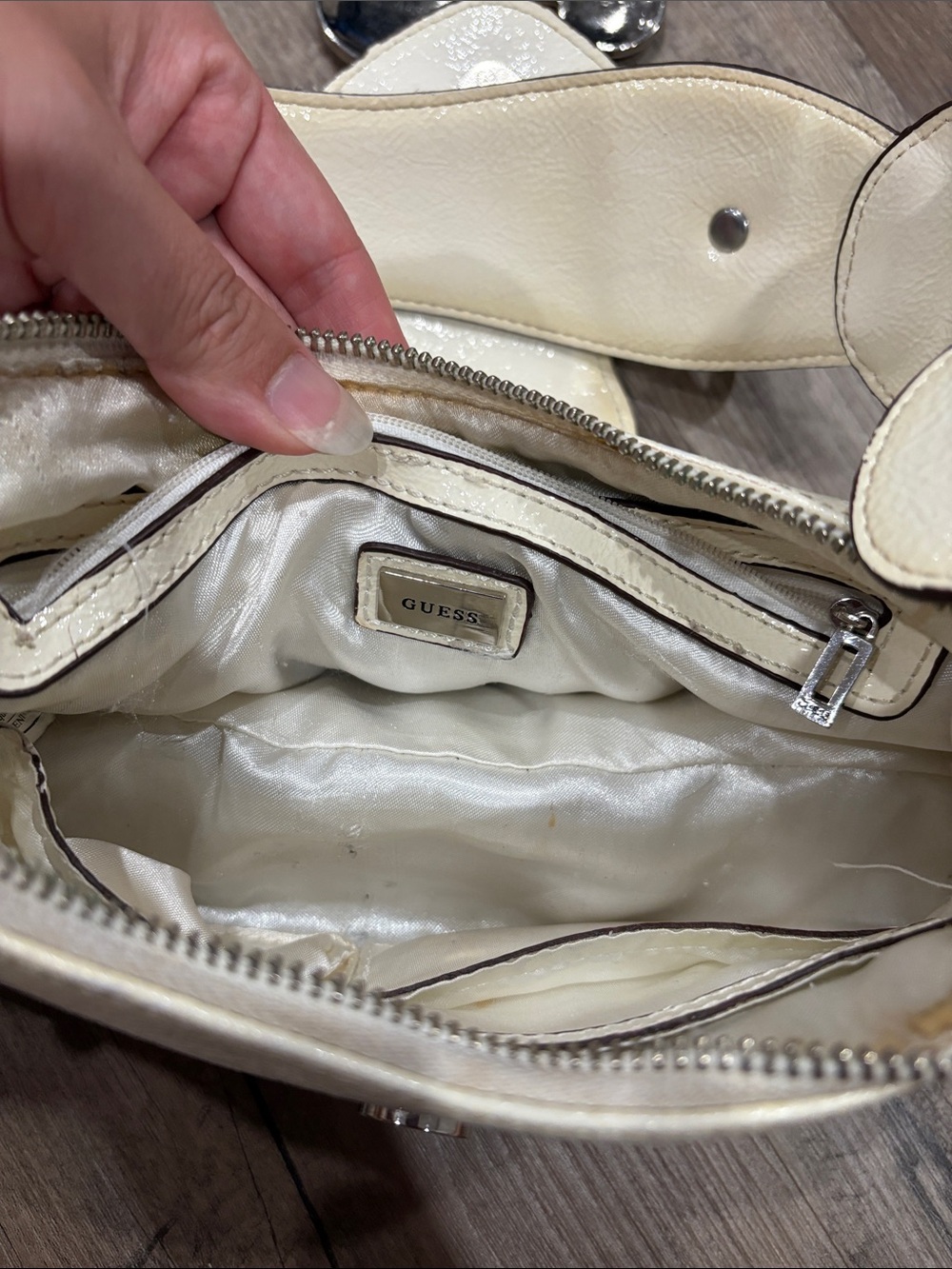 Y2K Guess Cream and White Leather Shoulder Bag with Silver Accents - Picture 8 of 13